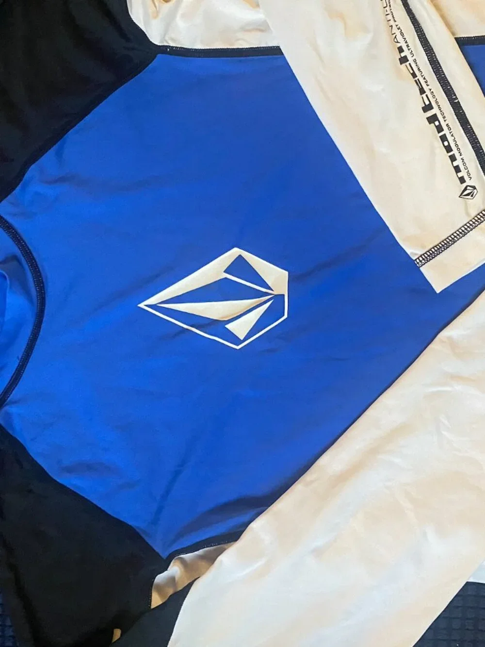 Boys Volcom Swimshirt/ Rashguard size XXL Kids